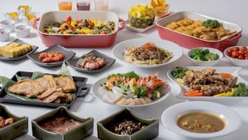 Daily buffet breakfast (JPY 1800 per person)