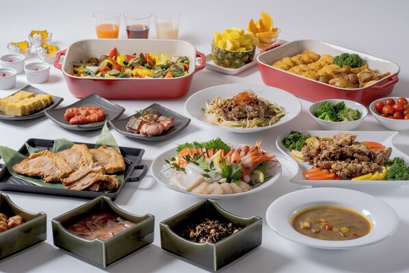 Daily buffet breakfast (JPY 1800 per person)