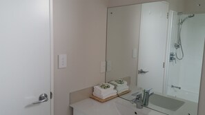 Queen Studio with Bath (3 Adults) | Bathroom | Shower, free toiletries, hair dryer, towels