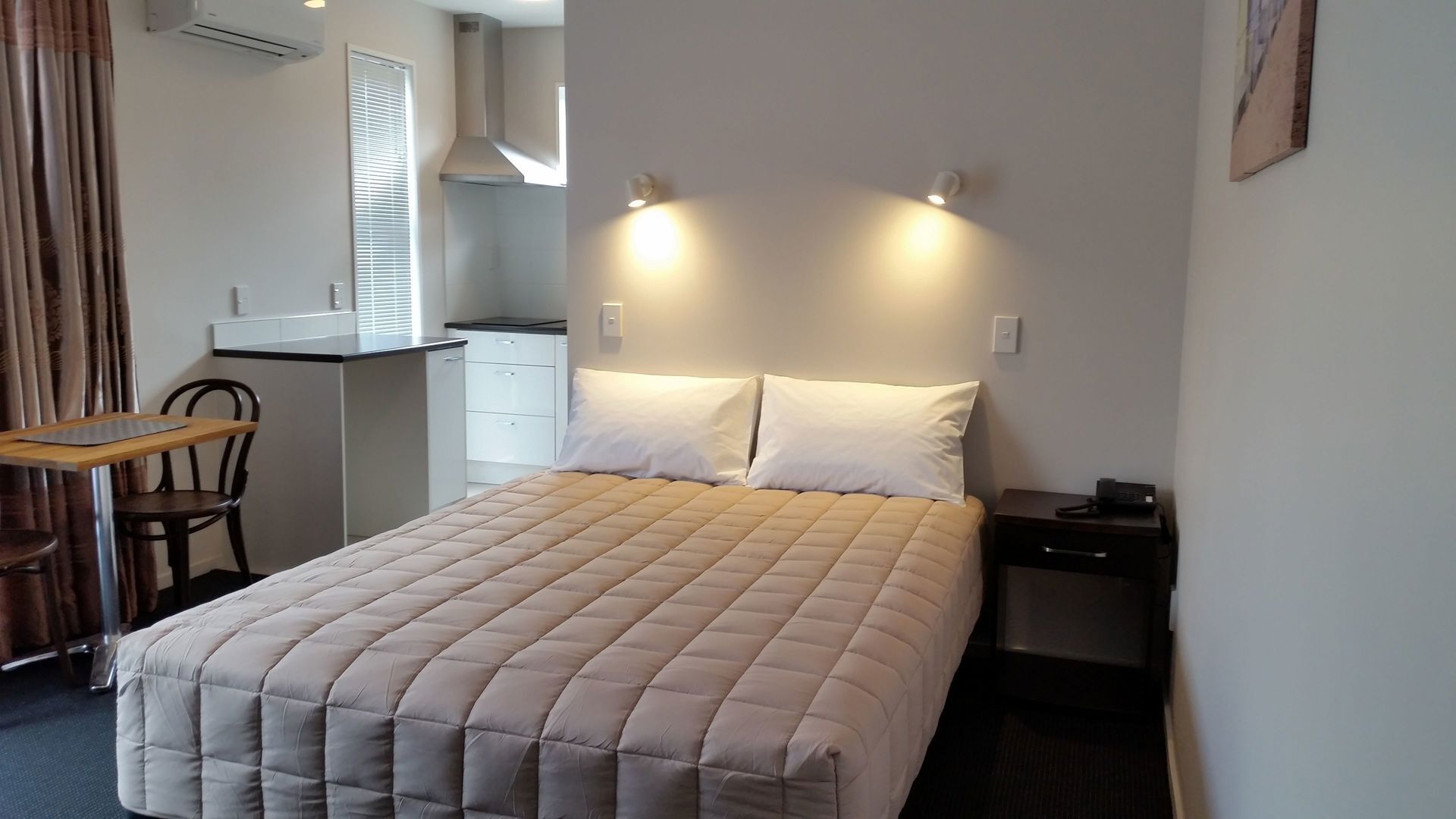 Lydisolert, strykejern/-brett, wi-fi (inkludert) og rullestolvennlig