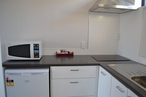 开间 (Bath/Shower) | 私人简易厨房 | 冰箱、微波炉、炉灶、茶具/咖啡用具