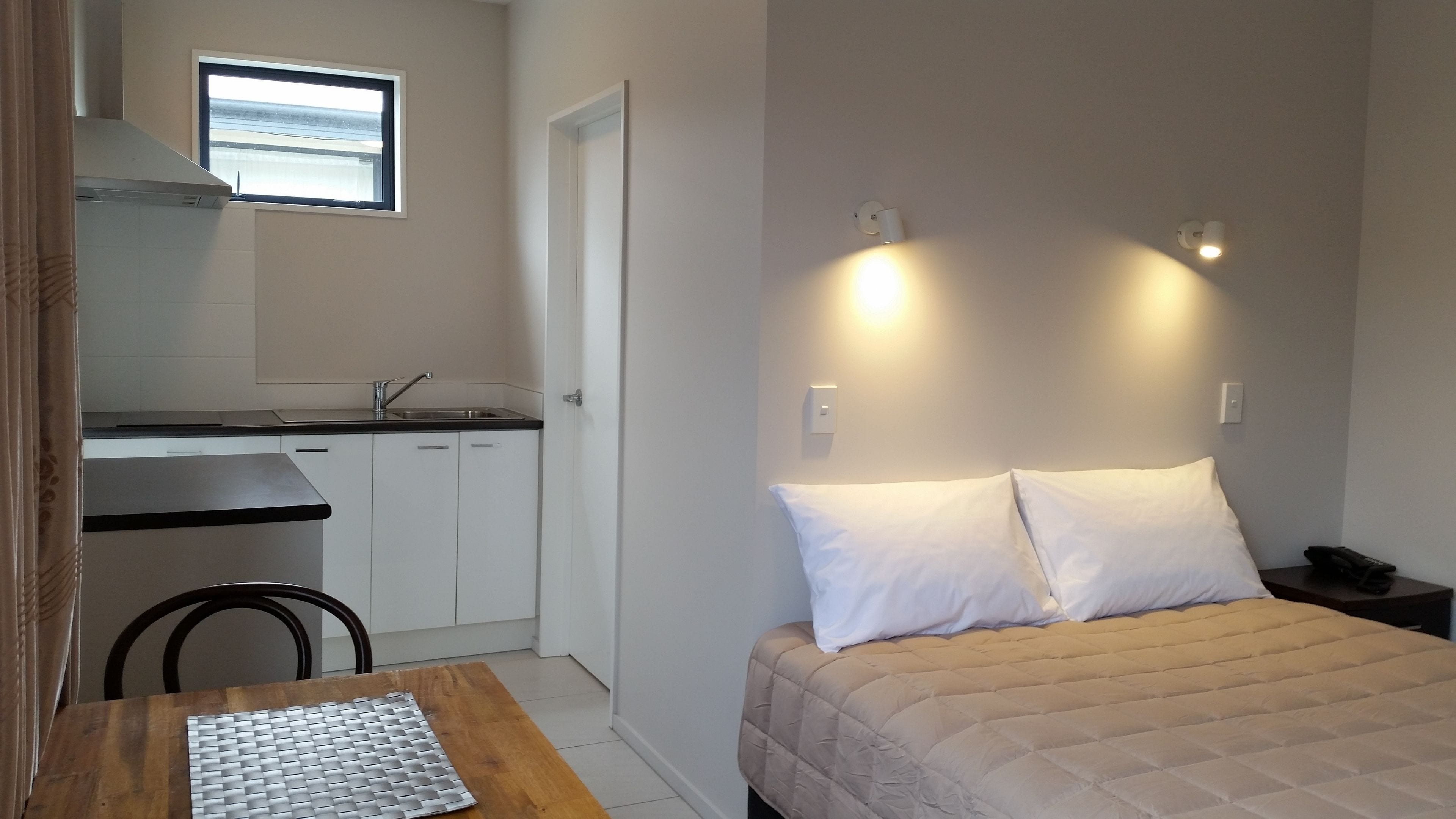 Queen Studio with Bath (3 Adults) | Private kitchenette