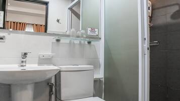 Shower, rainfall showerhead, free toiletries, bidet