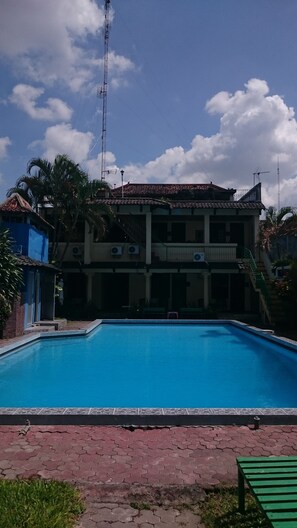 Kolam renang terbuka