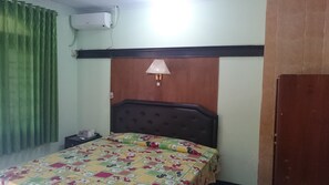 Standard Room | Peti besi dalam bilik, meja, Wi-fi percuma
