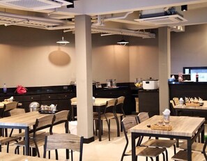 Se sirven desayunos, comidas, cenas y cocina tailandesa 