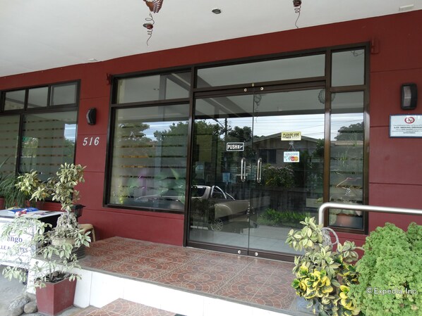 Property entrance - RueMango Apartelle and Suites (Davao)
