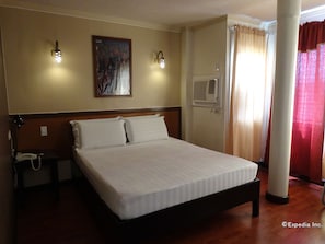 Desk, rollaway beds, free WiFi - RueMango Apartelle and Suites (Davao)