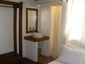 Minibar, rollaway beds, free WiFi, bed sheets - Boracay Coco Huts (Boracay Island)