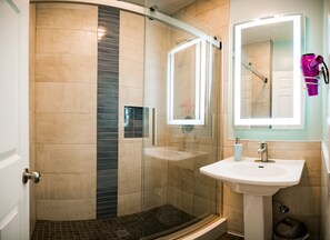 Ducha y bañera combinadas y artículos de higiene personal gratuitos