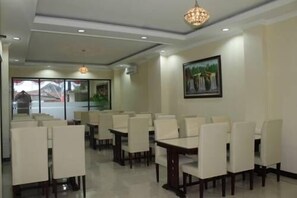 2 restoran, melayani sarapan dengan sajian masakan internasional