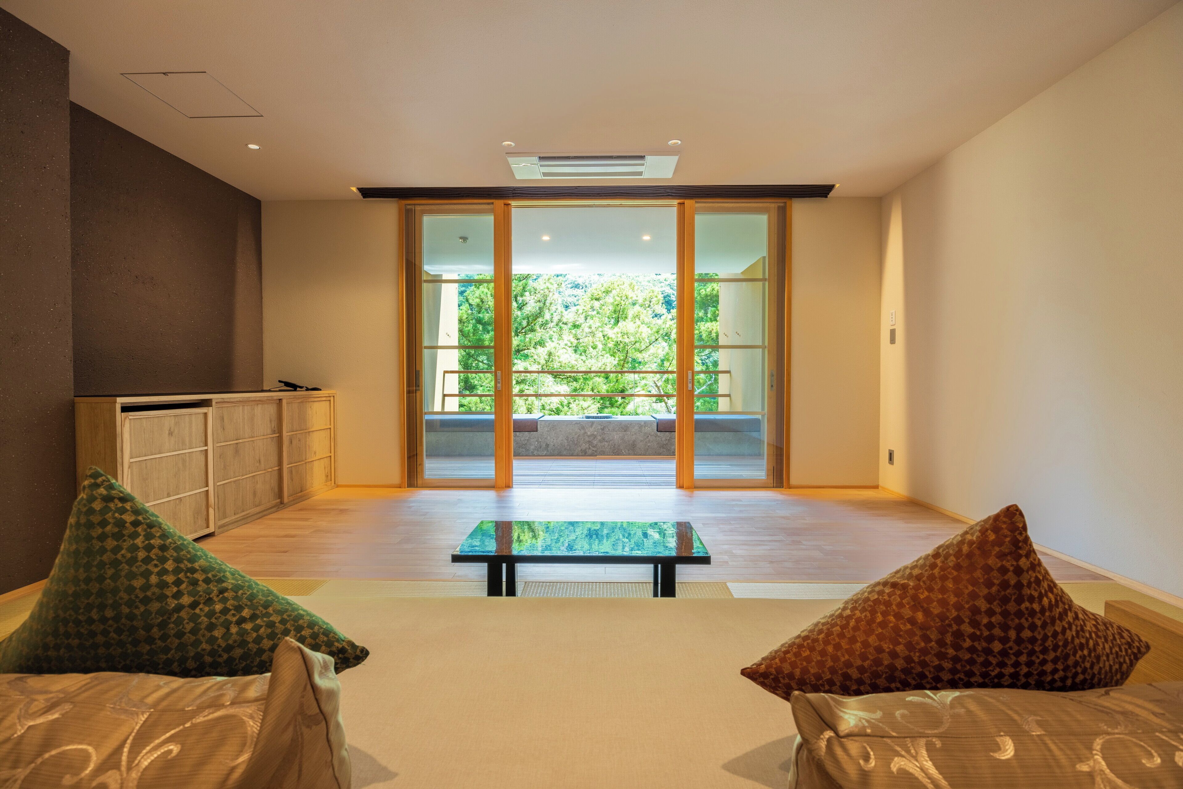 行政四人房 (Ambassador Suite w/ Open-Air Bath) | 迷你吧、房內夾萬、書桌、遮光窗簾/窗簾