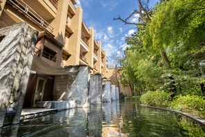 A modern building with a pool, surrounded by lush greenery. - Kinnotake Tonosawa - Adult Only (Hakone)