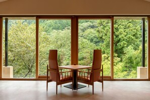 供应早餐和晚餐，日本菜