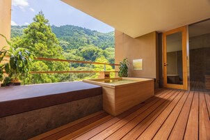 总统四人房 (with Open-Air Bath [Ten]) | 浴室 | 独立的浴缸和淋浴、泉水浴缸、吹风机、浴袍
