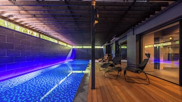 Una piscina cubierta