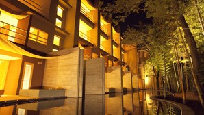 A modern hotel with multiple floors, a central courtyard, and a bamboo garden. - Kinnotake Tonosawa - Adult Only (Hakone)