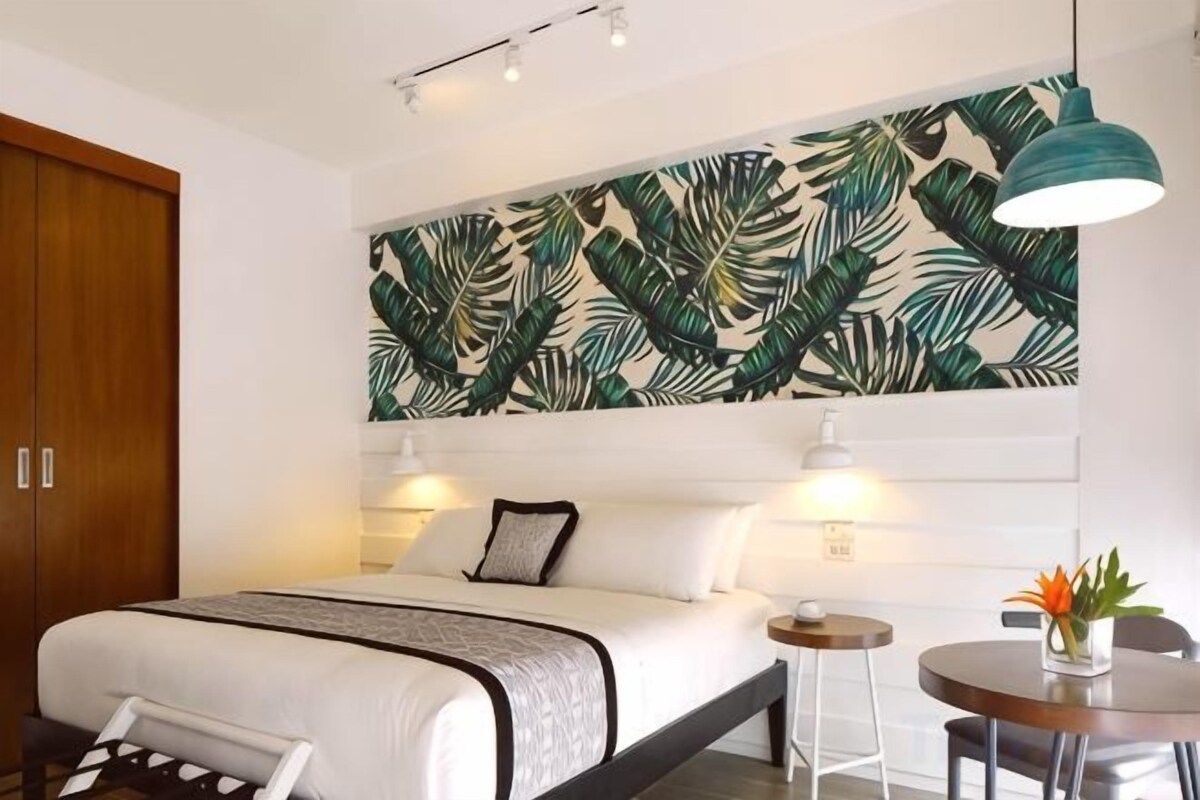 Literie de qualité, couette en duvet, lit avec matelas à plateau-coussin