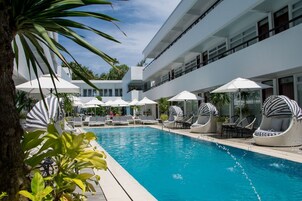Exercise/lap pool