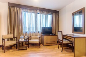 Deluxe Double Room | Peralatan tempat tidur premium, bar mini, peti besi dalam bilik, meja 