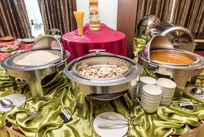 Frokostbuffé hver dag (mot et tillegg)