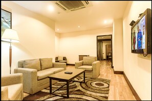 Junior Suite | Peralatan tempat tidur premium, bar mini, peti besi dalam bilik, meja 