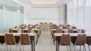 A conference room with tables, chairs, and water bottles. - Amaris Hotel Setiabudhi (Bandung)