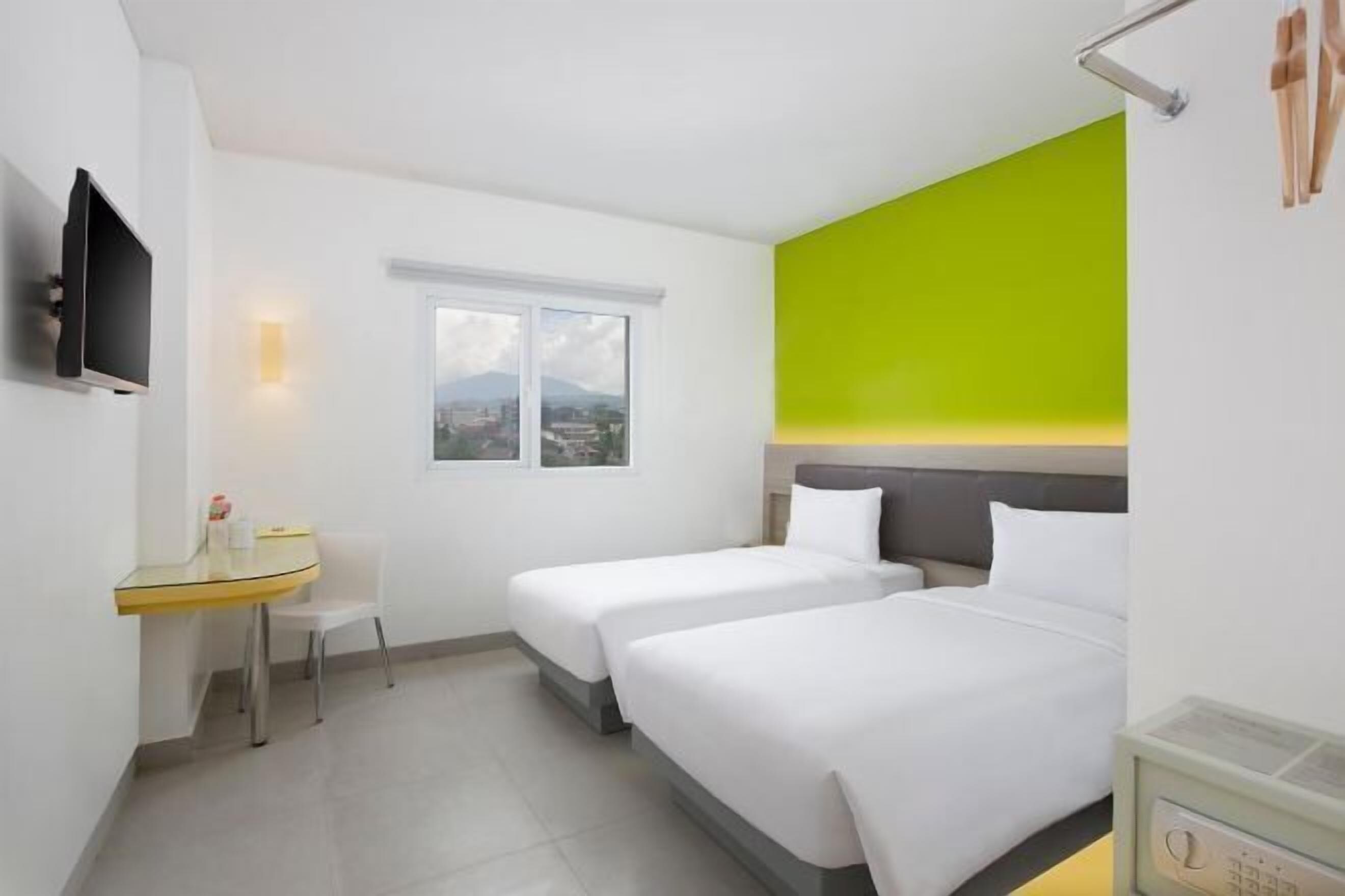 客房内保险箱、办公桌、隔音、免费 WiFi