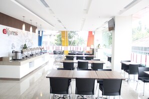 Melayani sarapan, makan siang, makan malam; sajian masakan Indonesia 