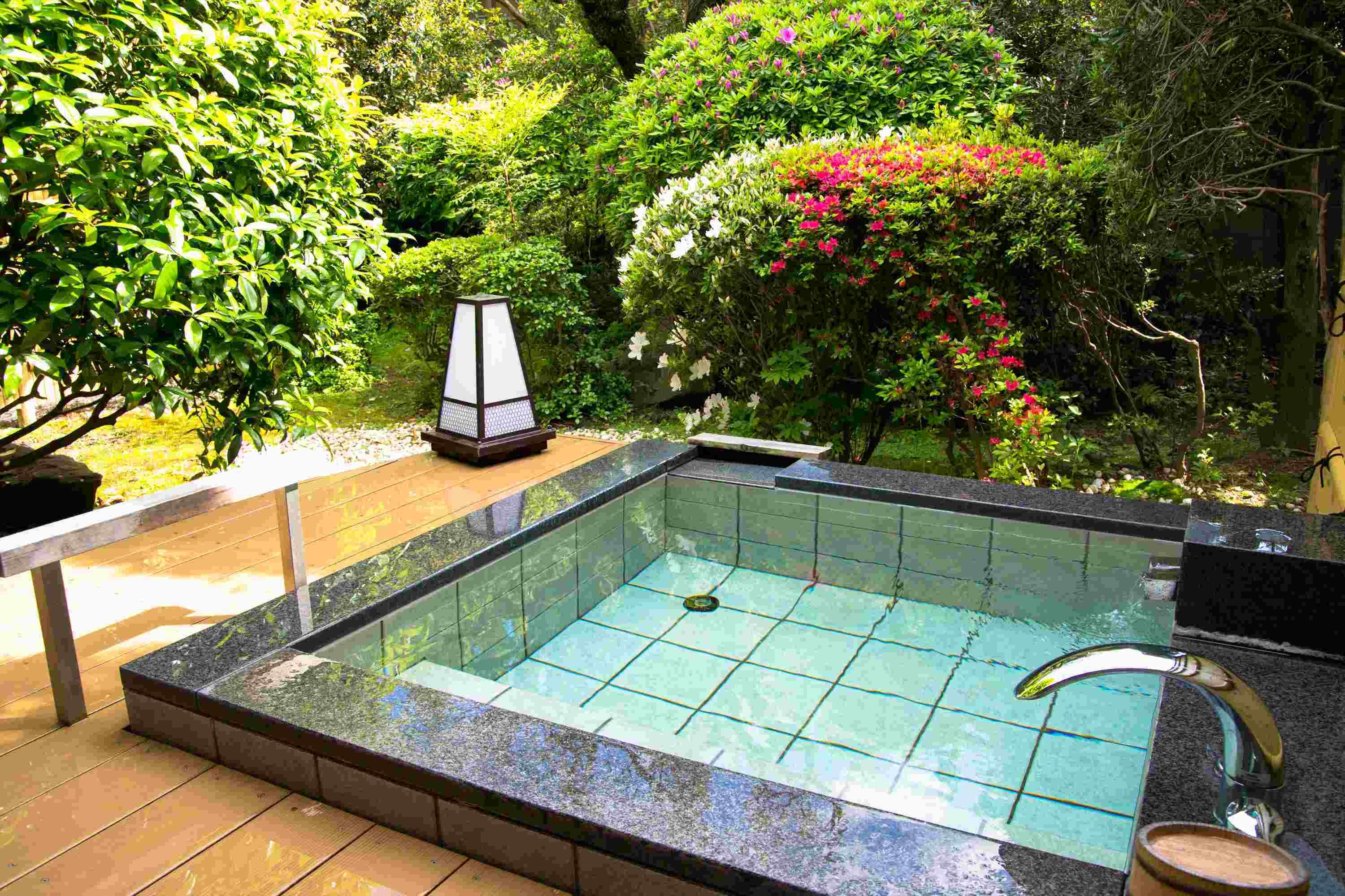 客房内保险箱、办公桌、免费 WiFi、床单