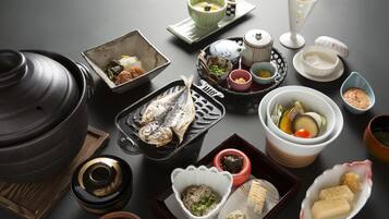 Verschiedene japanische Gerichte und Besteck sind auf einem Tisch angerichtet.
