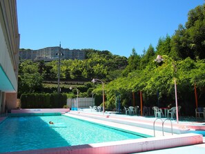 Una piscina al aire libre de temporada