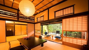 Et traditionelt japansk rum med tatamimåtter, et lavt bord og skydedøre.