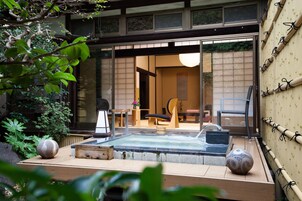 Caja fuerte, escritorio, wifi gratis y ropa de cama