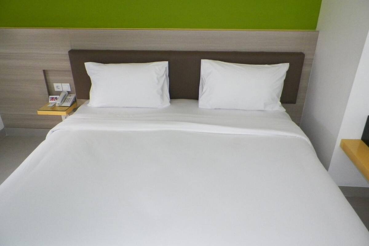 in-room safe, desk, soundproofing, free wifi