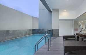 Una piscina al aire libre