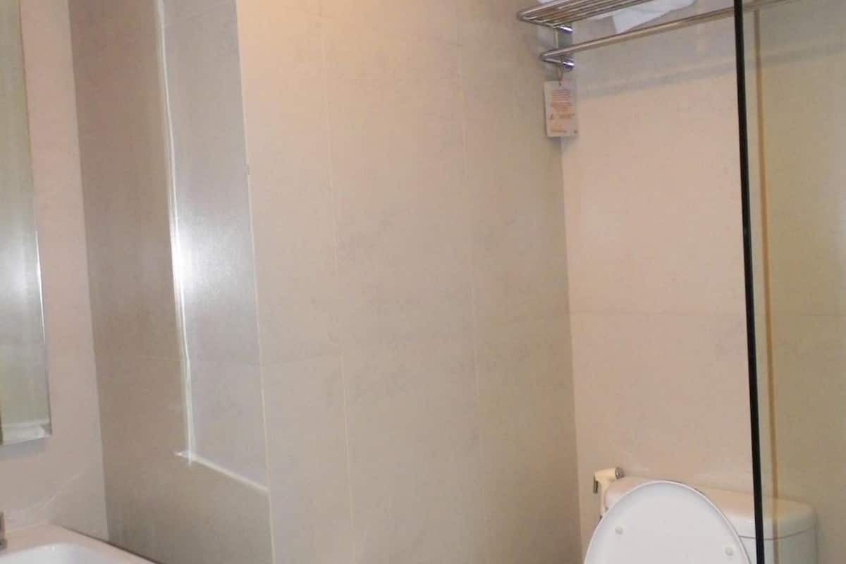 shower, free toiletries, slippers, towels