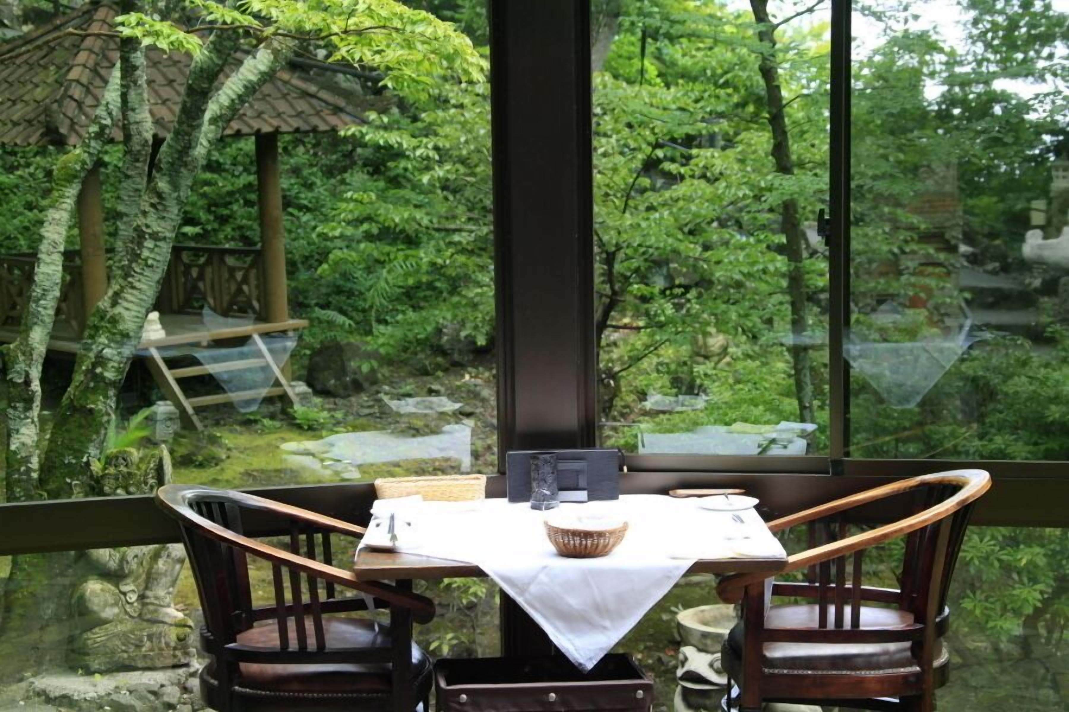 Breakfast and dinner served