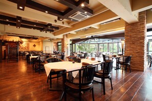 Petit déjeuner et dîner servis sur place