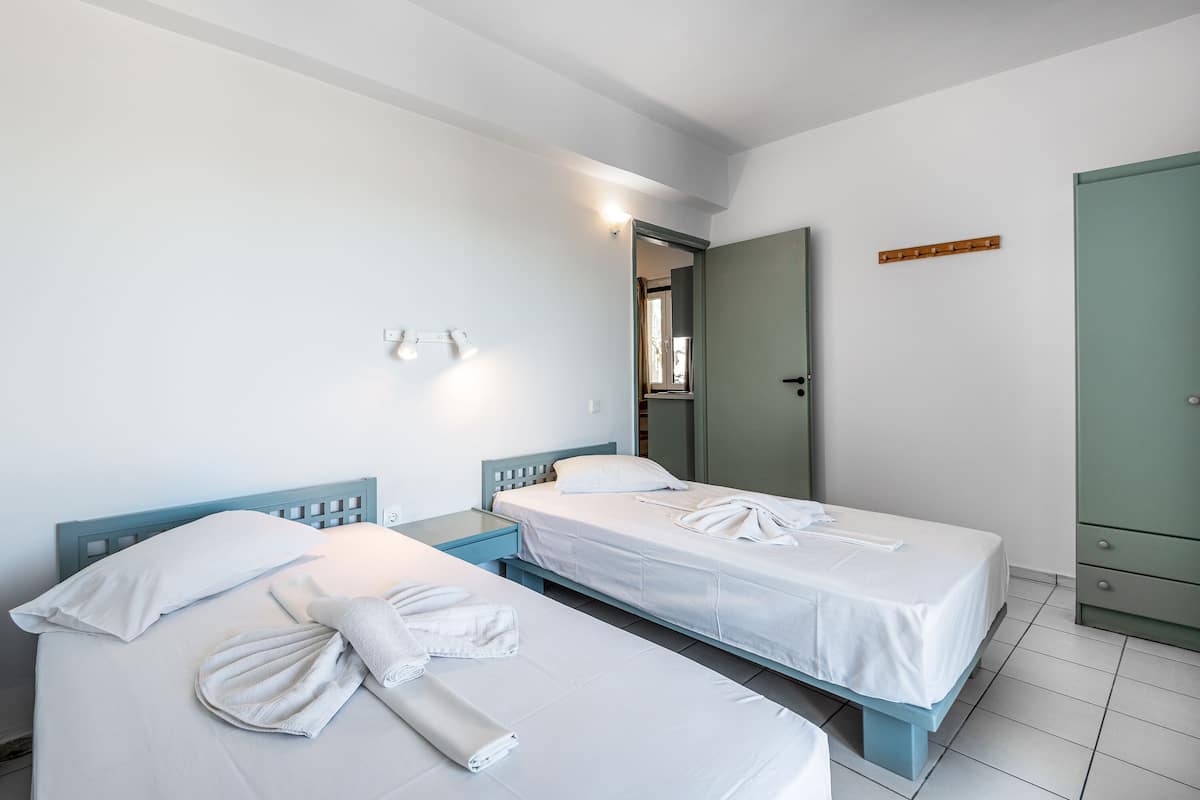 family apartment, 1 bedroom, sea view (4 persons) | 1 bedroom, in-room safe, iron/ironing board, free wifi