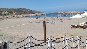 Una spiaggia nelle vicinanze, lettini da mare, ombrelloni