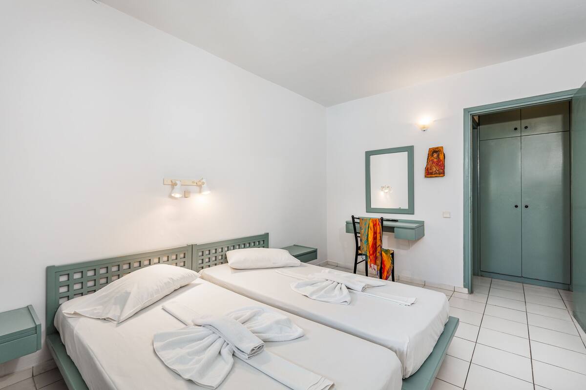 family apartment, 1 bedroom, sea view (4 persons) | 1 bedroom, in-room safe, iron/ironing board, free wifi