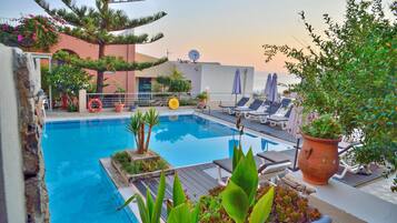 Una piscina al aire libre de temporada (de 10:00 a 18:00), sombrillas