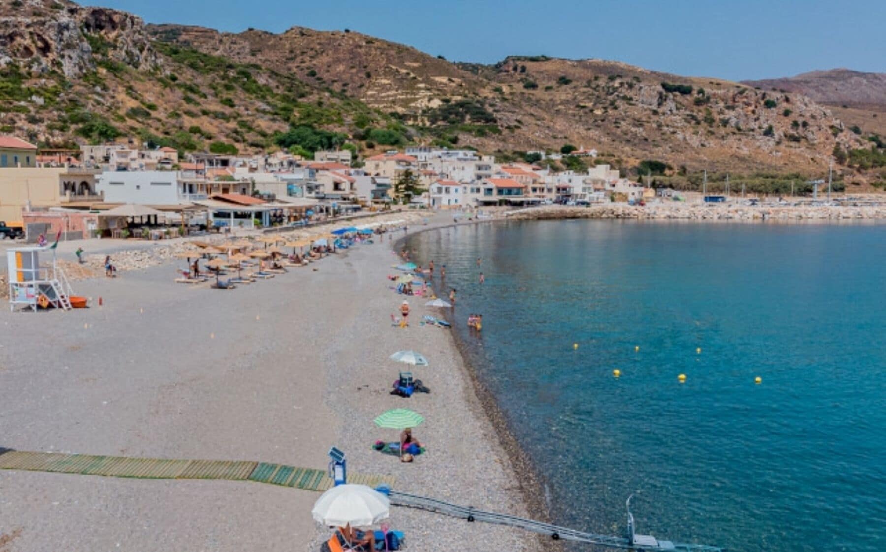 beach nearby, sun-loungers, beach umbrellas