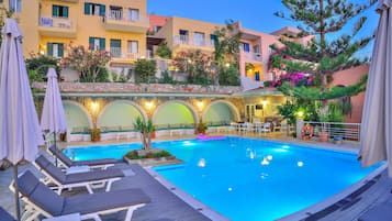 Una piscina al aire libre de temporada (de 10:00 a 18:00), sombrillas