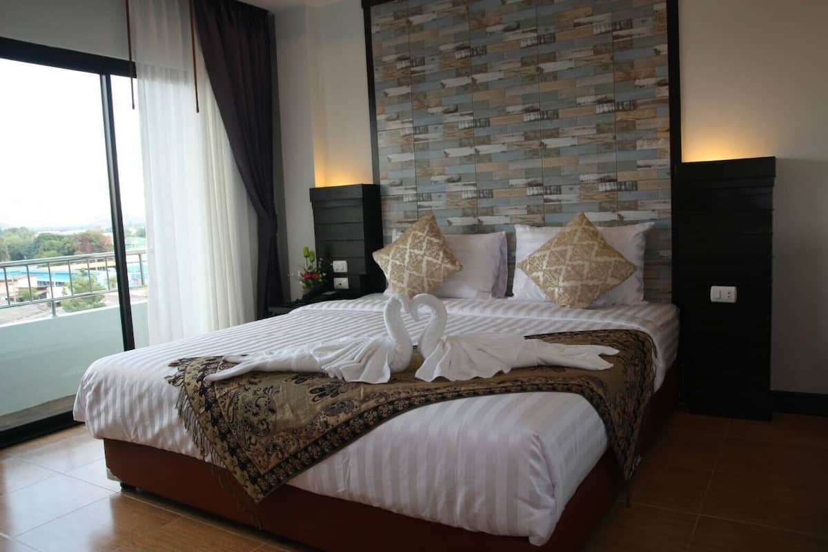 deluxe room | minibar, desk, rollaway beds, free wifi