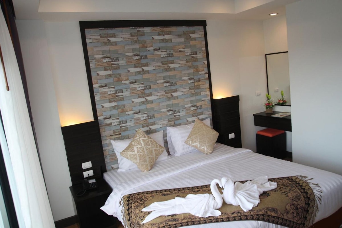 Minibar, desk, rollaway beds (surcharge), WiFi (free)