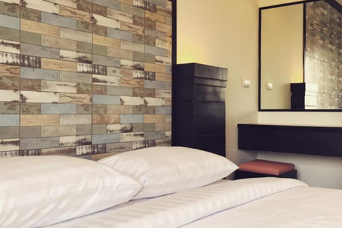 deluxe room | minibar, desk, rollaway beds, free wifi