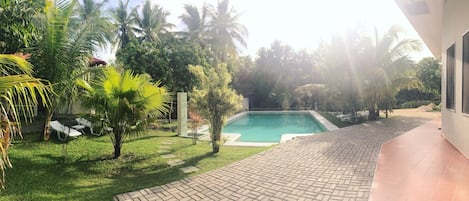 Piscina all'aperto, con ingresso dalle 08:00 alle 22:00, lettini