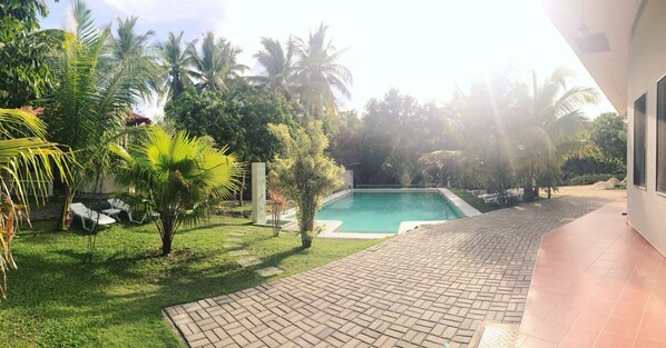 Kolam renang terbuka, kerusi lepak pantai
